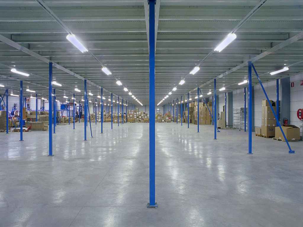 Rayonnages à plate-forme mezzanine installation