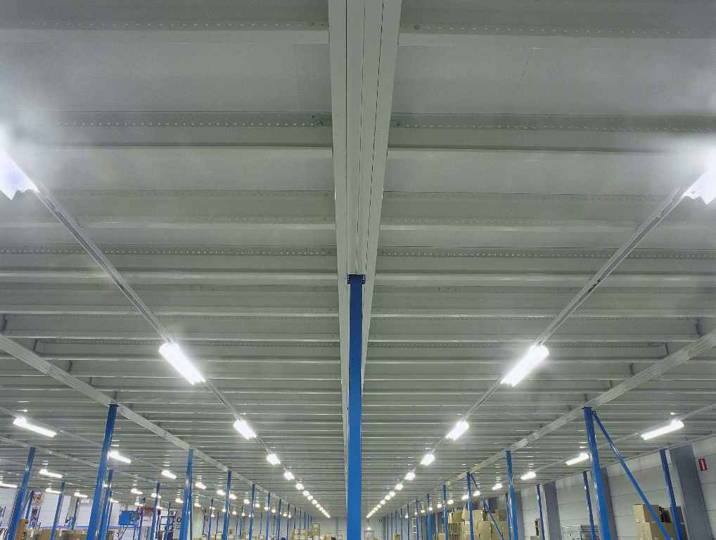 Rayonnages à plate-forme mezzanine installation